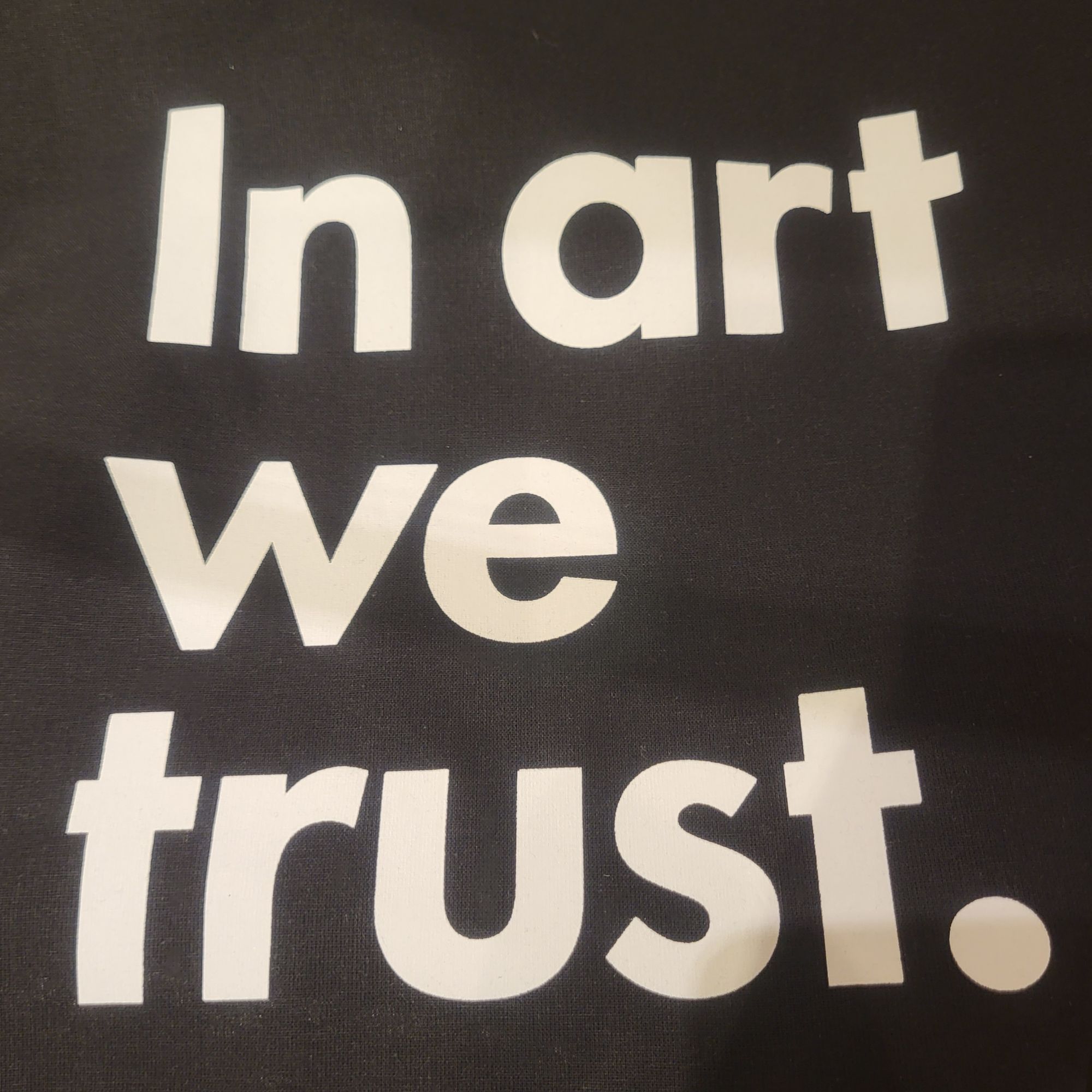 Schriftzug in fetter Typografie vor schwarzem Hintergrund.