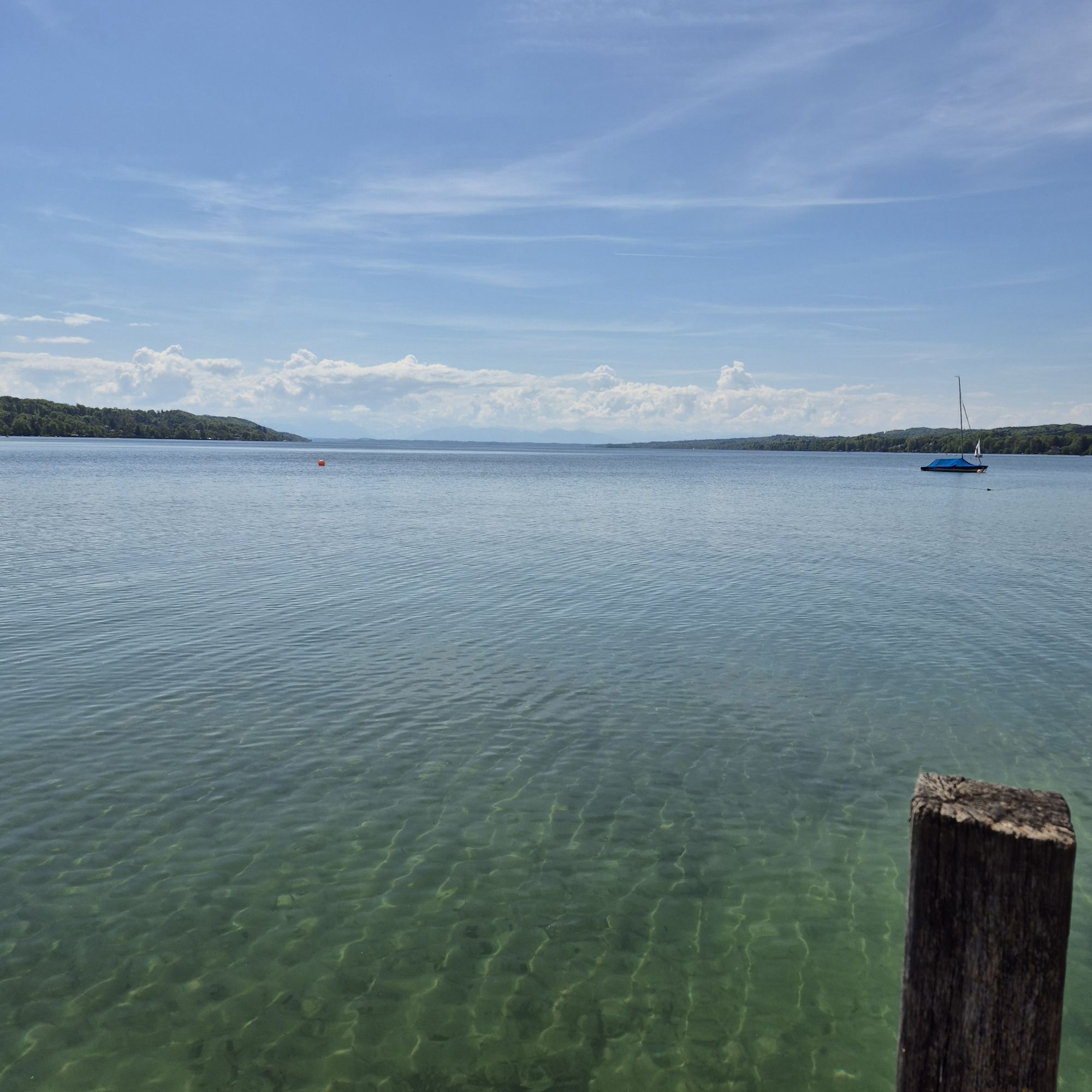 Panorama über einen See mit ruhiger, weitläufiger Wasserflächen.