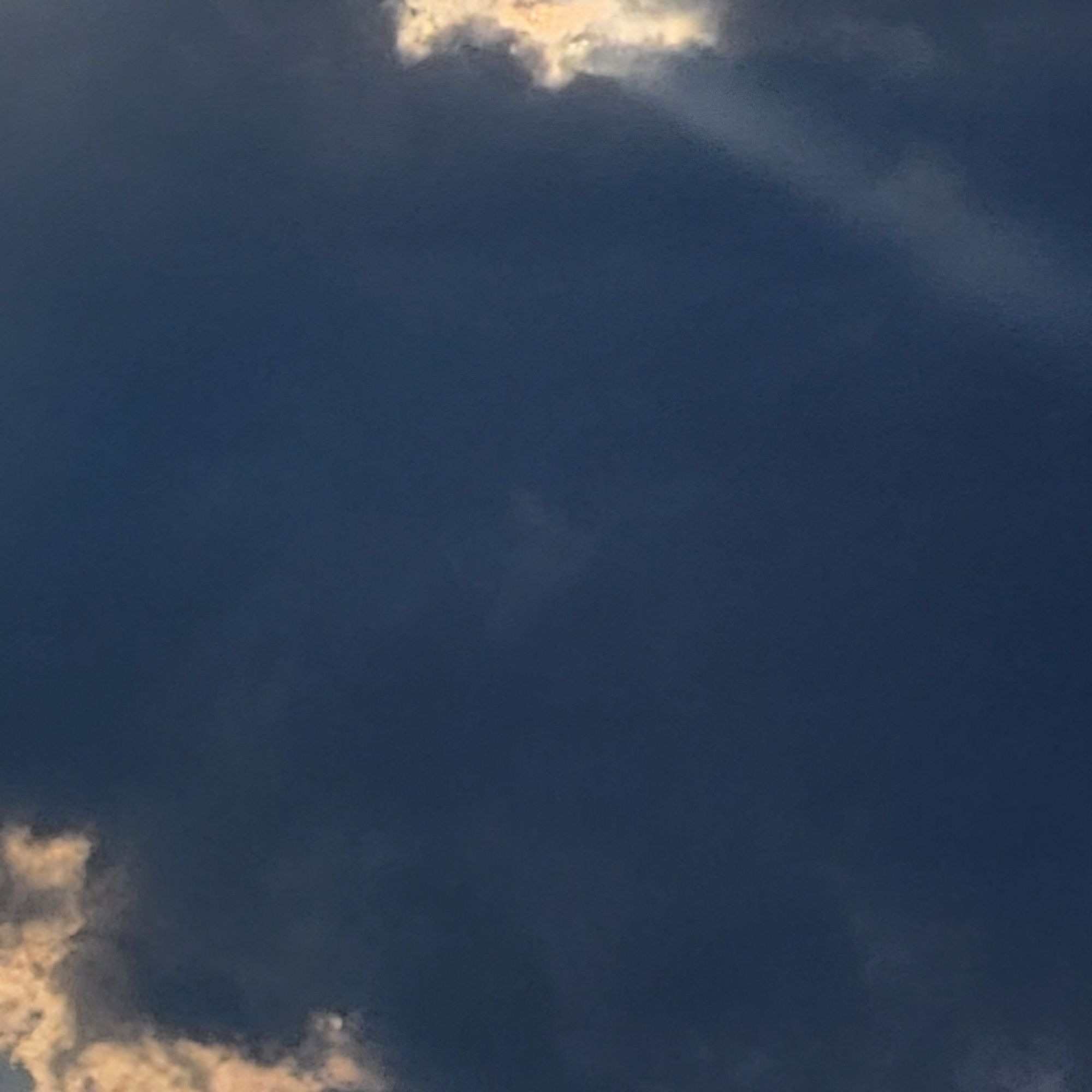 Bedrohlich dunkelblaugrauer Himmel mit zwei kleinen Lichteinfällen.