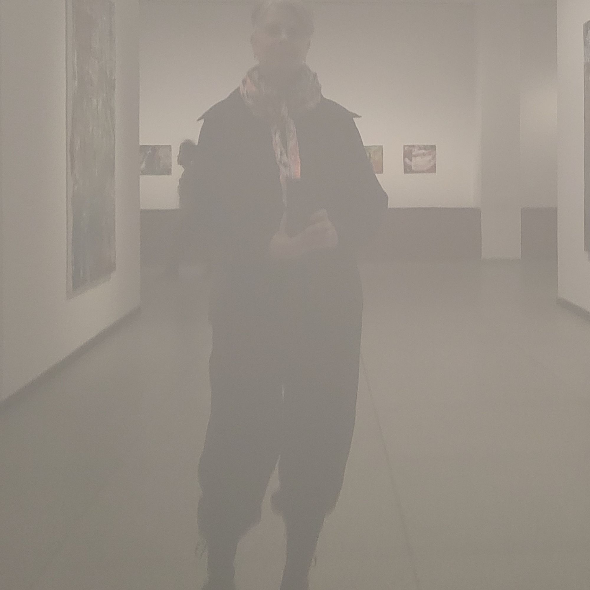 Spiegelung einer Person in einem milchigem Glas.