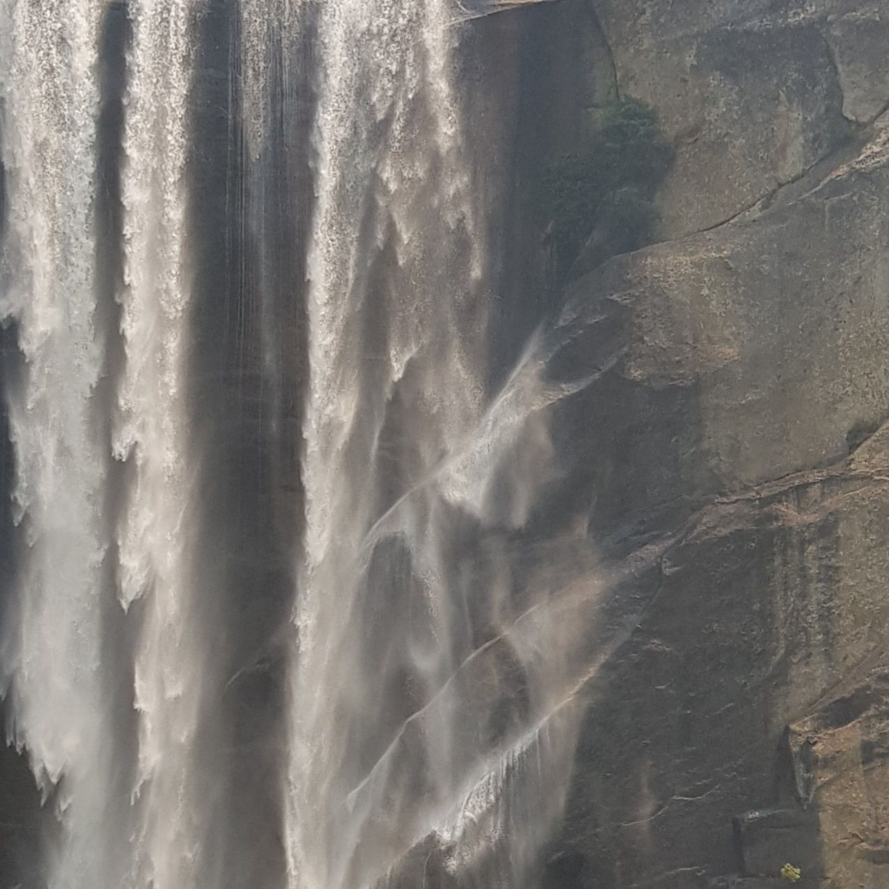 Nahaufnahme eines Wasserfalls.