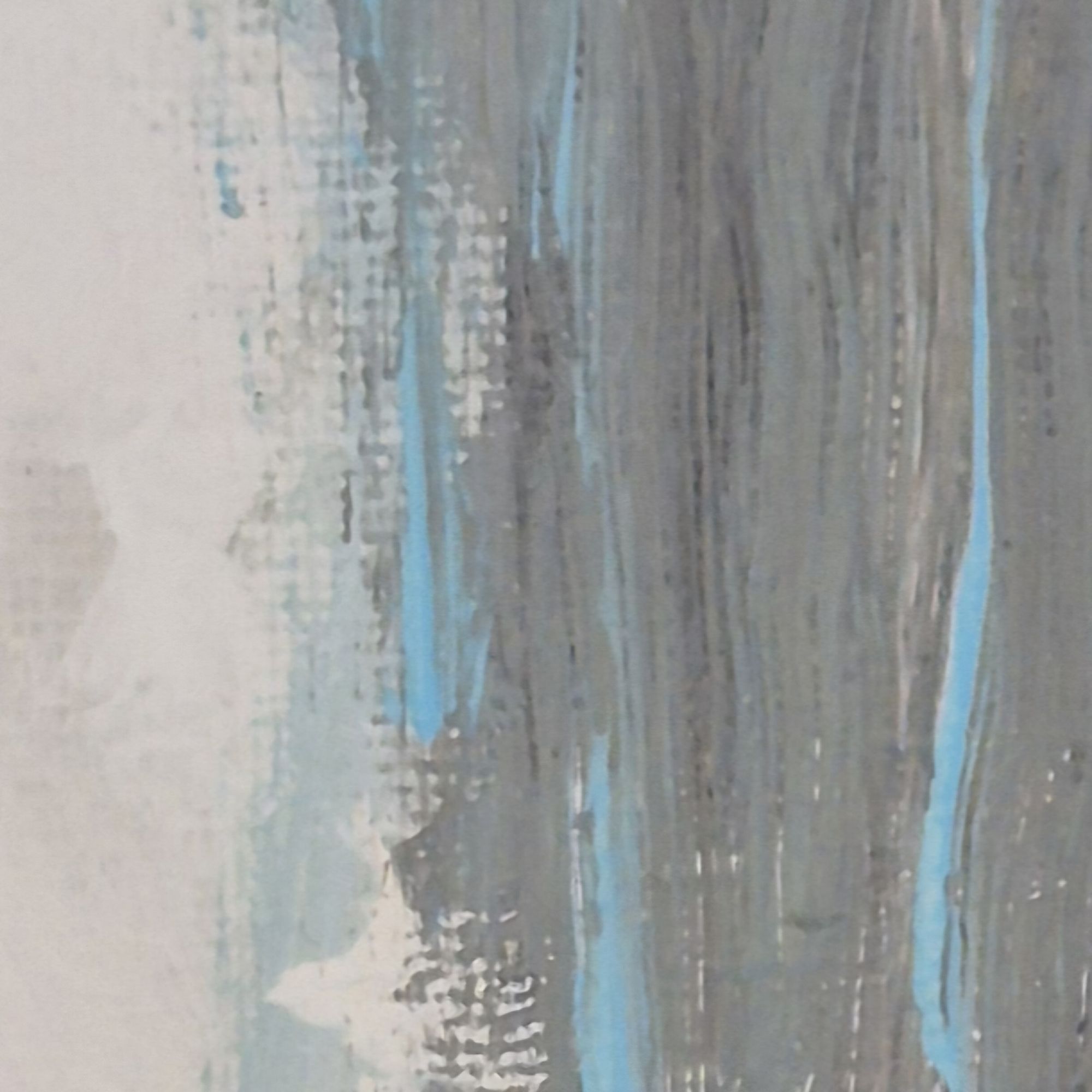 Detailaufnahme einer strukturierten Oberfläche mit Farbschichten in GRAU und Blau.