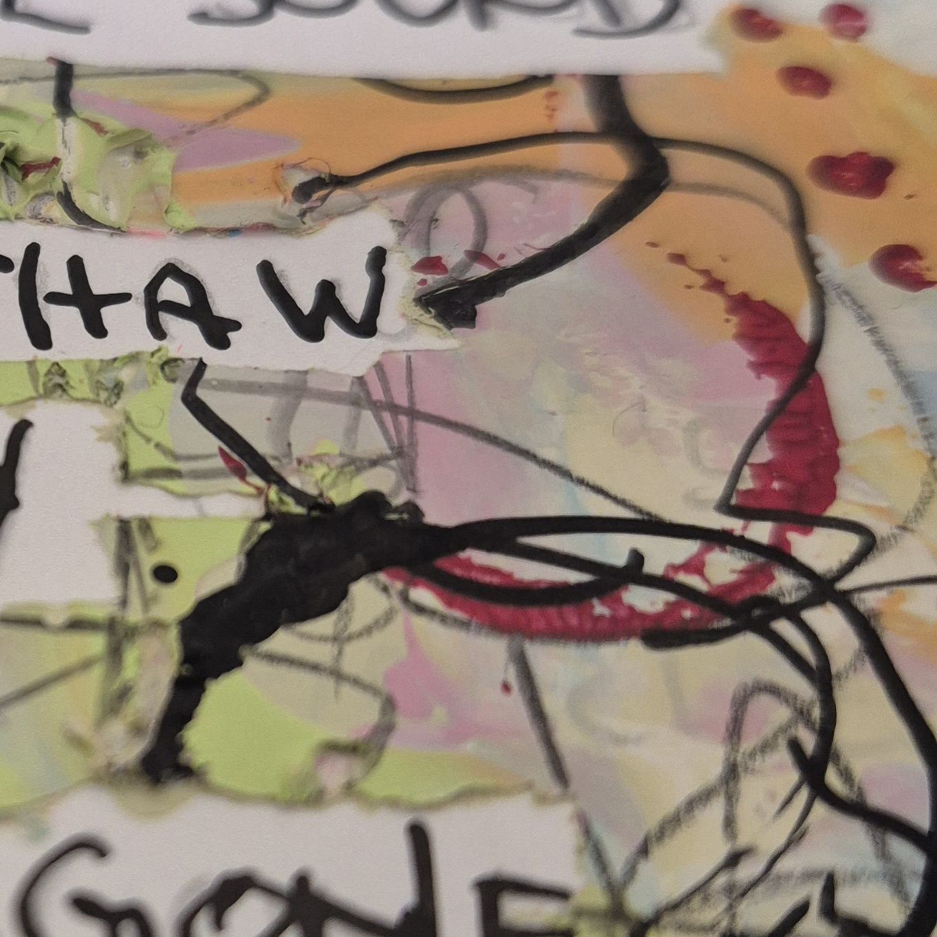 Detail eines abstrakten Mixed-Media-Kunstwerk mit Farbschichten und überlagerten Textfragmenten in Grün und Orange.
