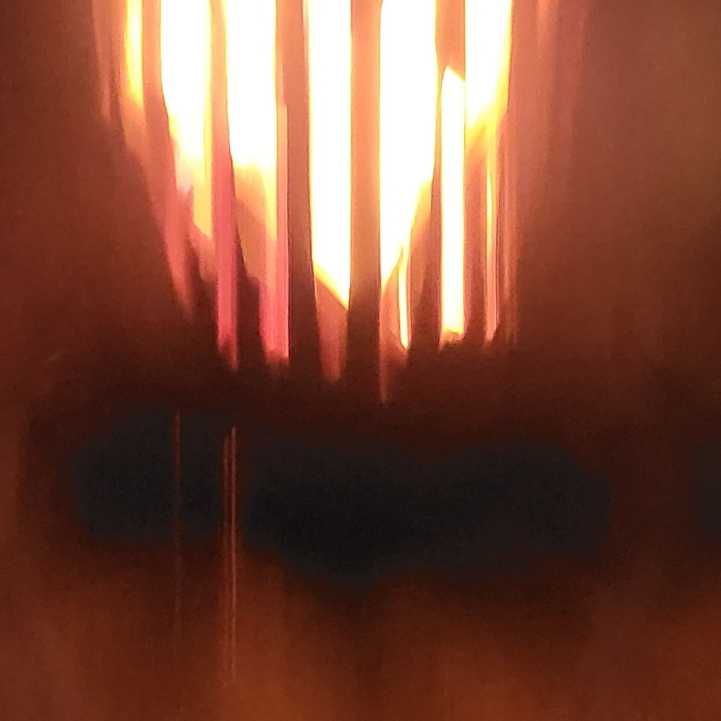 Helle Flamme im Feuerkorb verschwommen im atmosphärischen Licht.