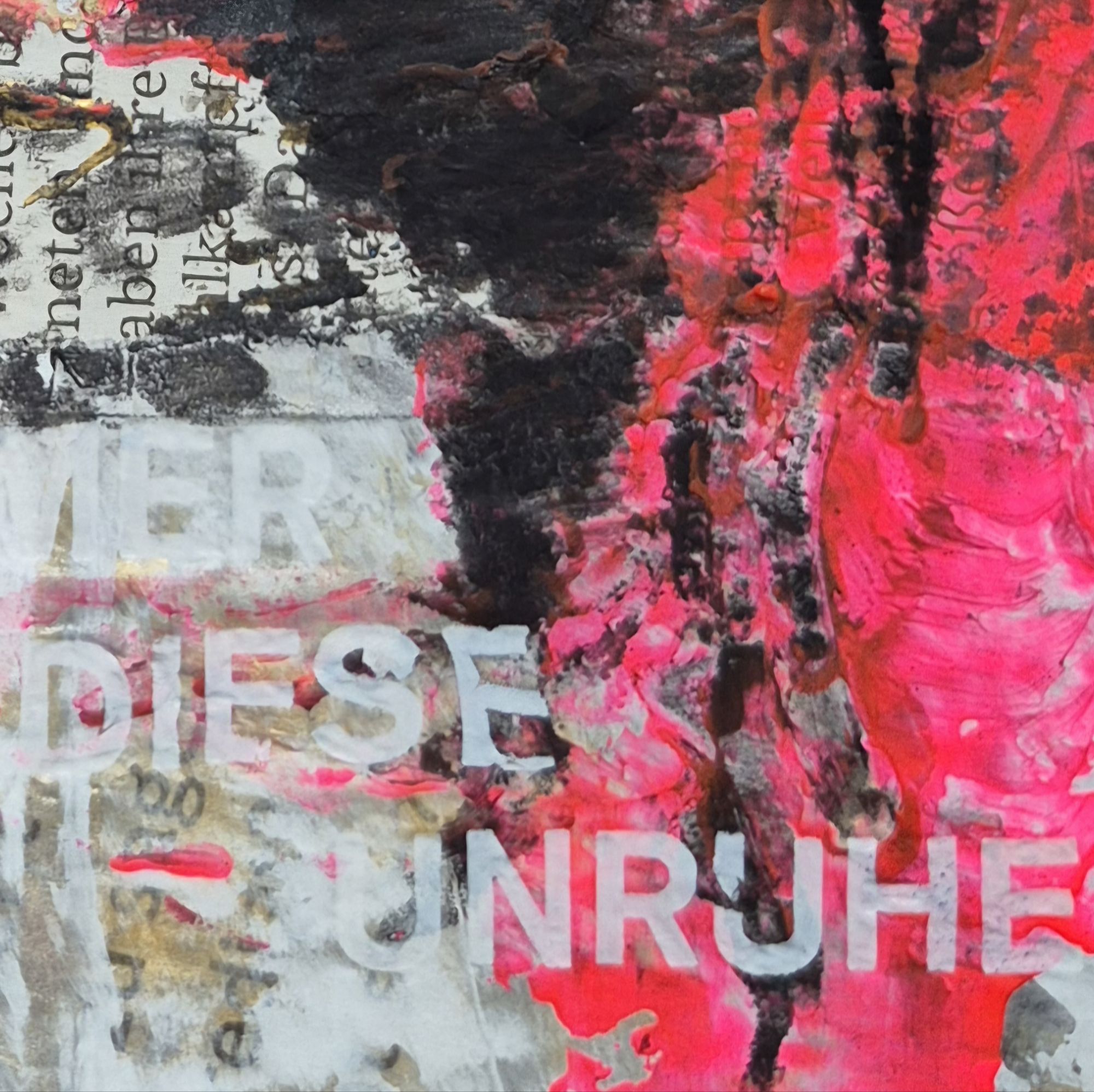 Text 'IMMER DIESE UNRUHE' geht mit dem Hintergrund des Mixed Media Bides eine Symbiose ein. Pink dominiert schwarze und weiße Farbfelder.