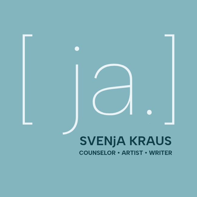 Logo aus Typografie in weiß und Schwarz.