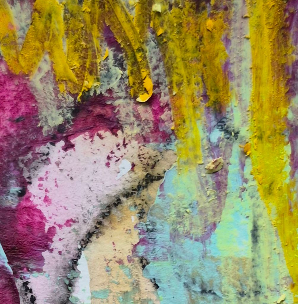 Detailaufnahme eines abstrakten Bildes mit gelben, rosanen und bordeaux Farben Schichten.