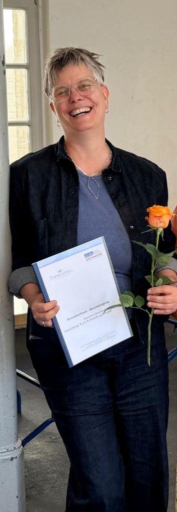 Frau mit Bescheinigung und Rose.