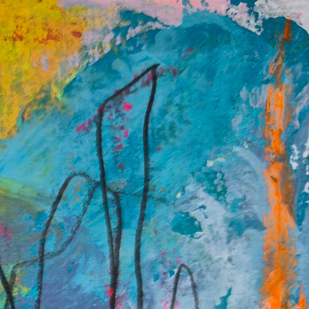 Auf blauem Hintergrund finden sich Farbspuren in Gelb und Orange mir Schwarzen Spuren.