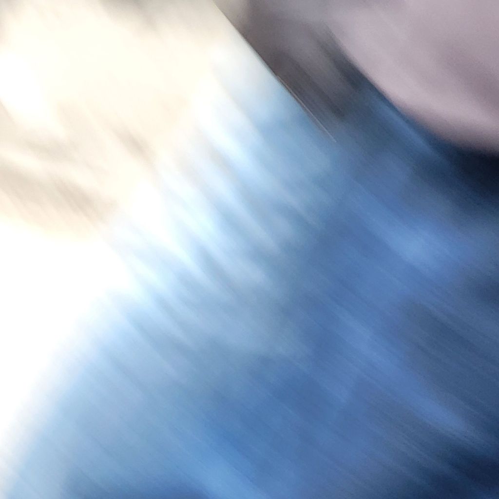 In Unschärfe miteinabder verwobene Farbflächen in Blau, Weiß und Schwarz.