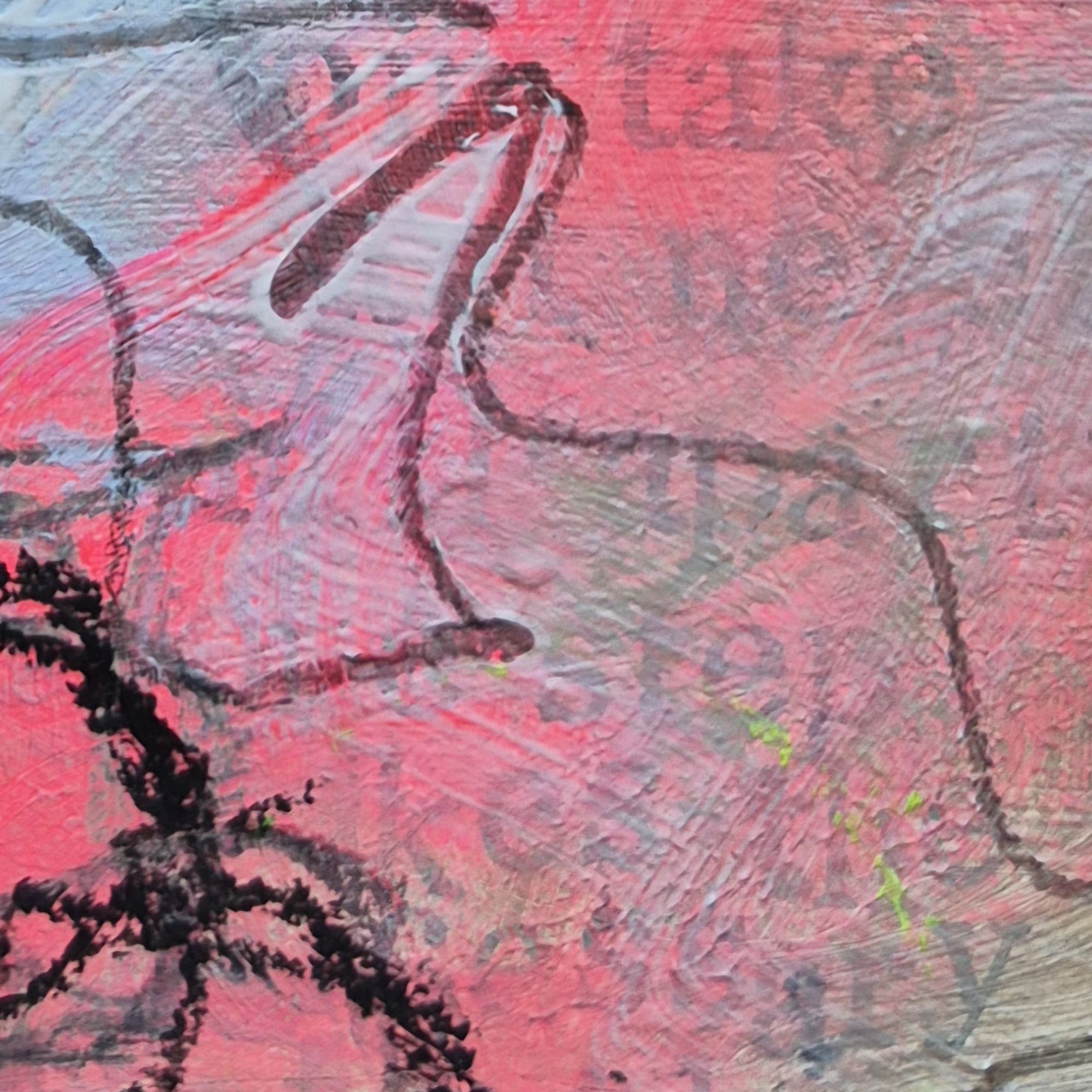 Detailausschnitt eines Mixed-Media-Bildes von SVENjA KRAUS. Zu sehen sind Fragmente uns Spuren von Wörtern unter pinken Farbschichten.