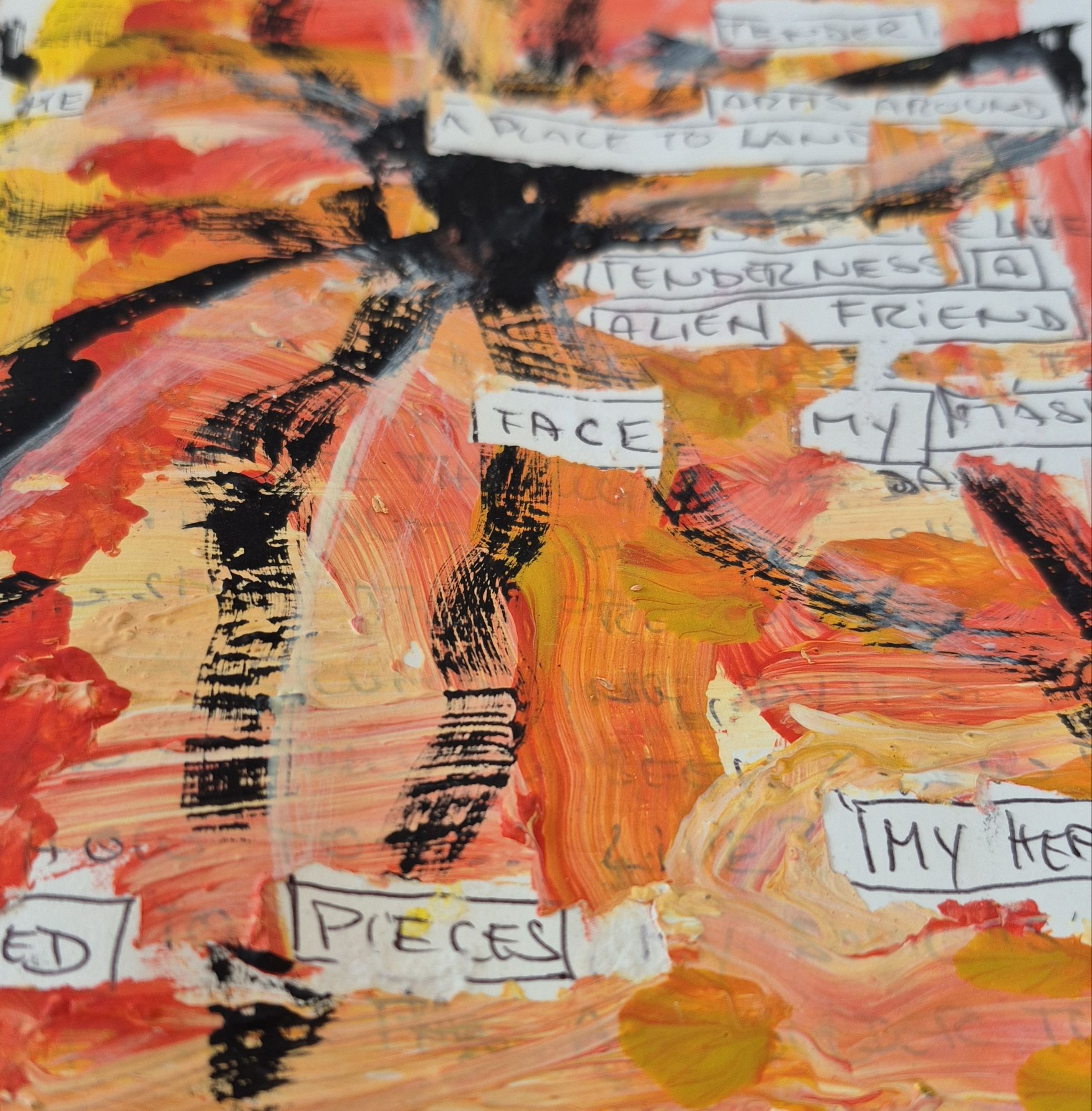 Detail eines abstrakten Mixed-Media-Kunstwerks mit schwarzen Pinselspuren sowie den ausgeschnittenen Wortfragmenten „Face“, „My Mask“ und „Pieces“.