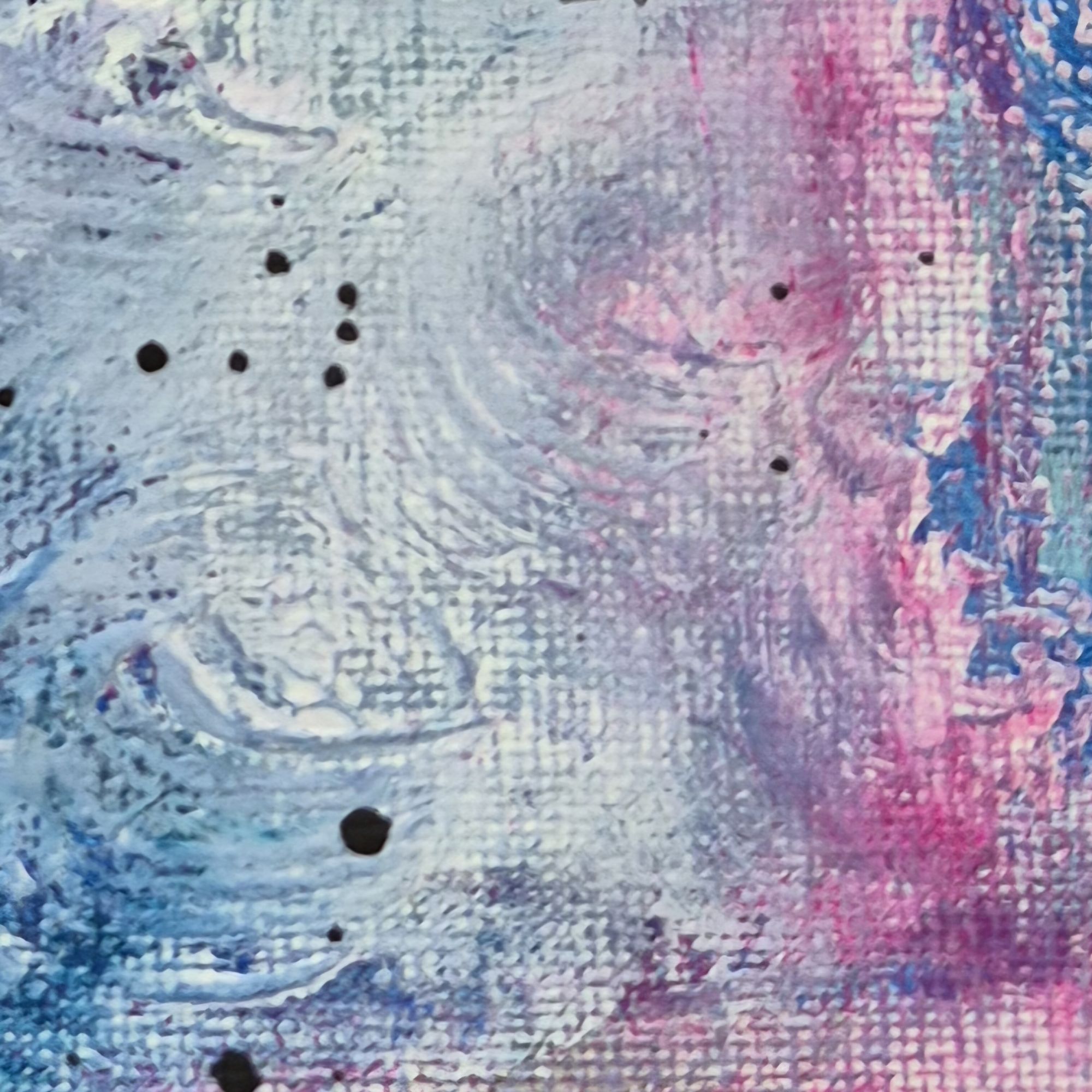 Abstraktes Detail in Blau-, Rosa- und Violetttönen mit sichtbaren Pinselstrukturen, feinen schwarzen Farbspritzern und transparenten Farbschichten auf Leinwand.