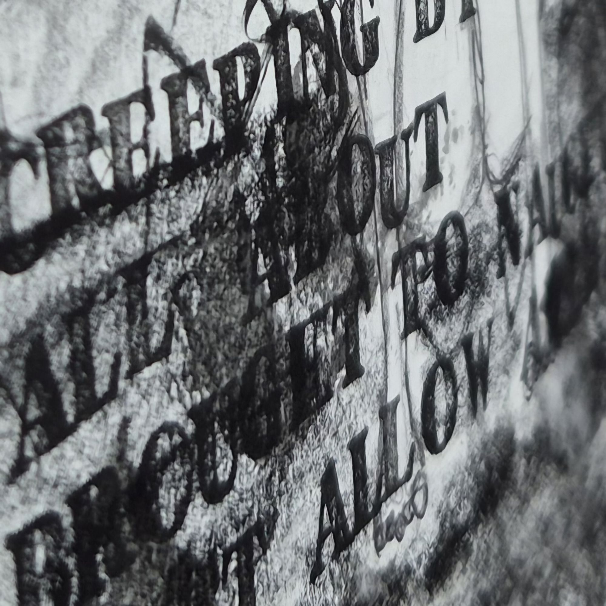 Detailaufnahme einer Skizzenbucharbeit mit dichten Graphit- und Kugelschreiberspuren sowie unscharf sichtbaren Fragmenten gestempelten englischen Textes.