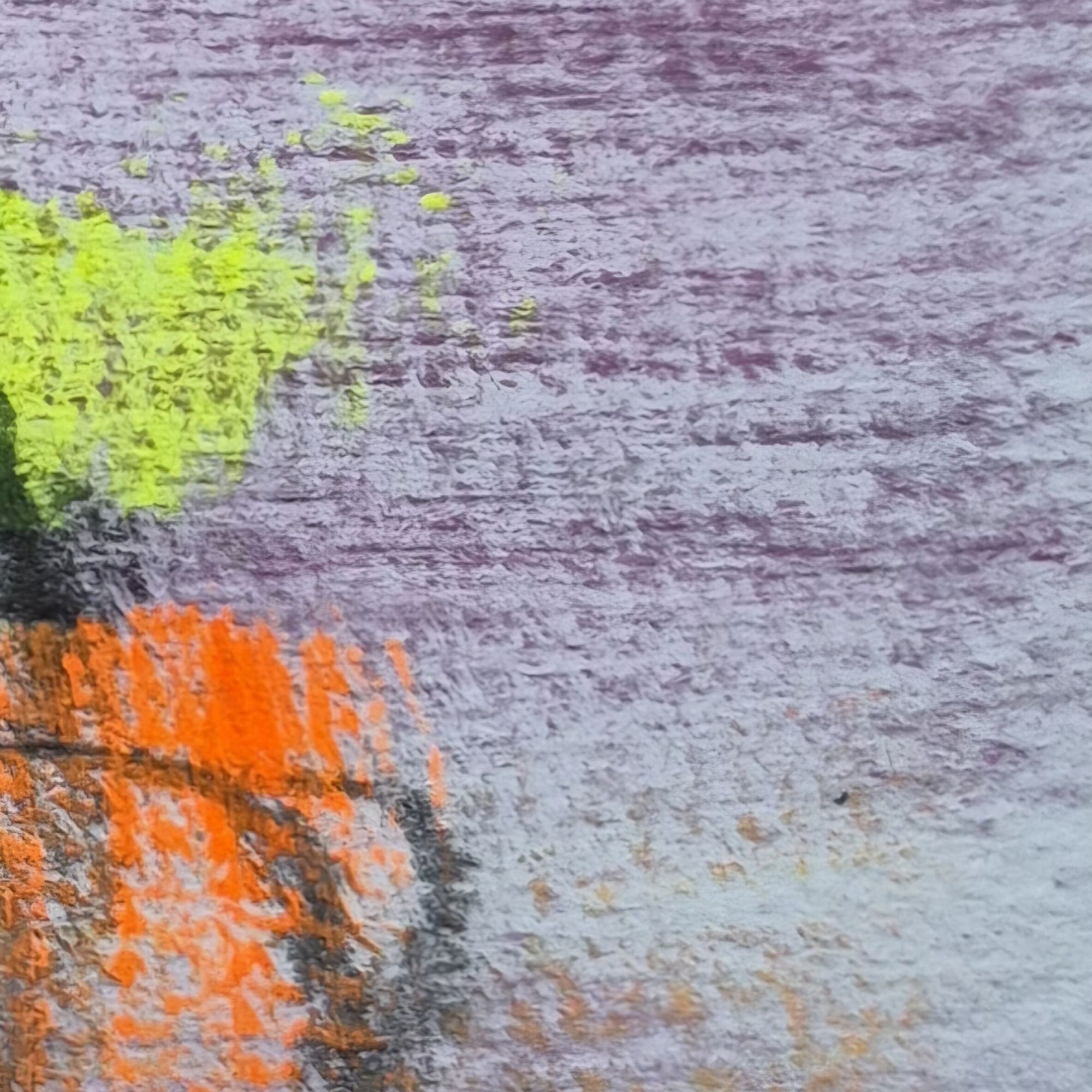 Detail einer abstrakten Arbeit mit violett-grauen Farbflächen sowie leuchtend gelbgrünen und orangefarbenen Akzenten und vielschichtigen malerischen Spuren.