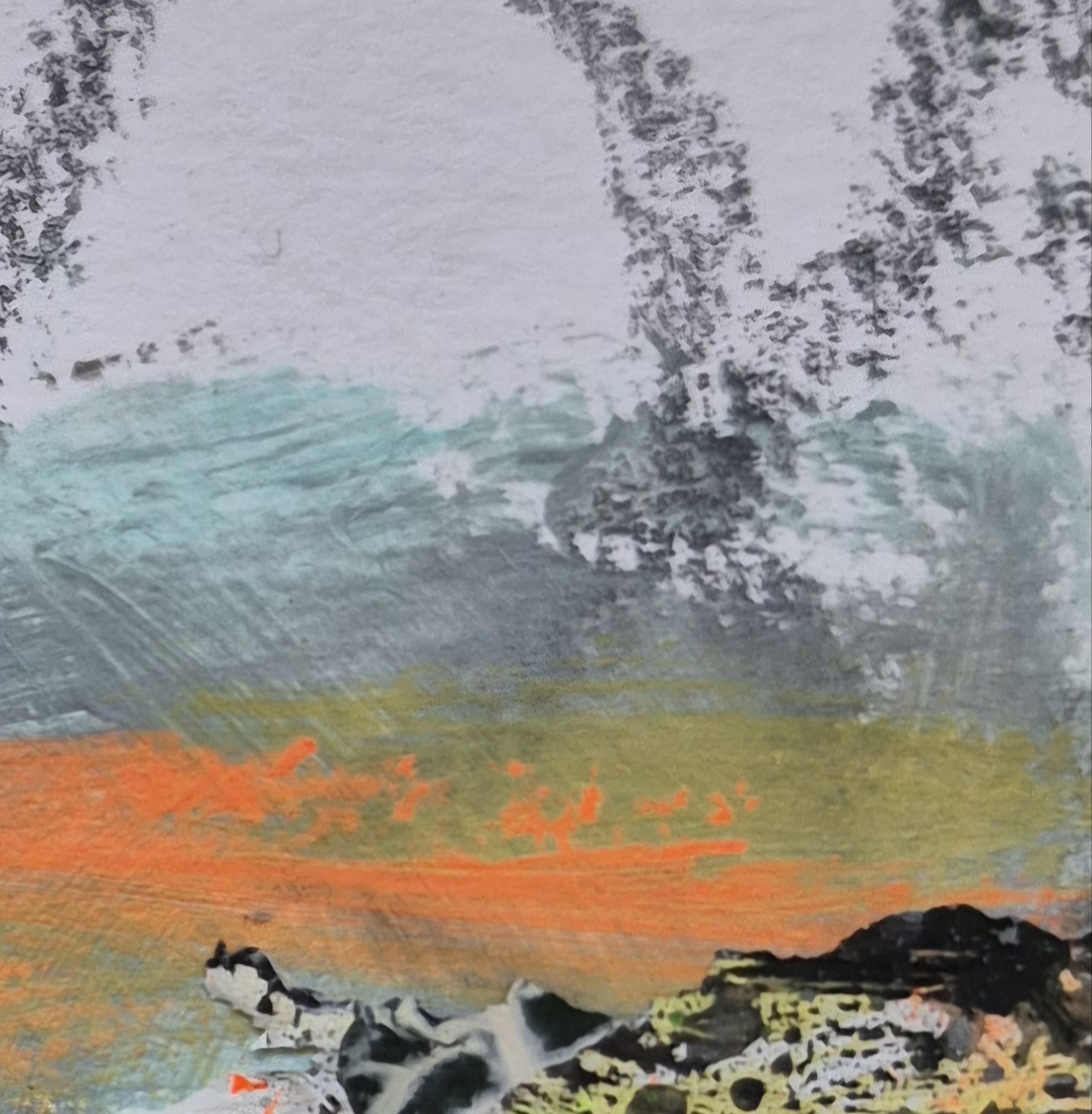 Detail einer abstrakten Arbeit mit Türkis, Grau und Orange sowie schwarzen Spuren und collageartigen Strukturen am unteren Bildrand.